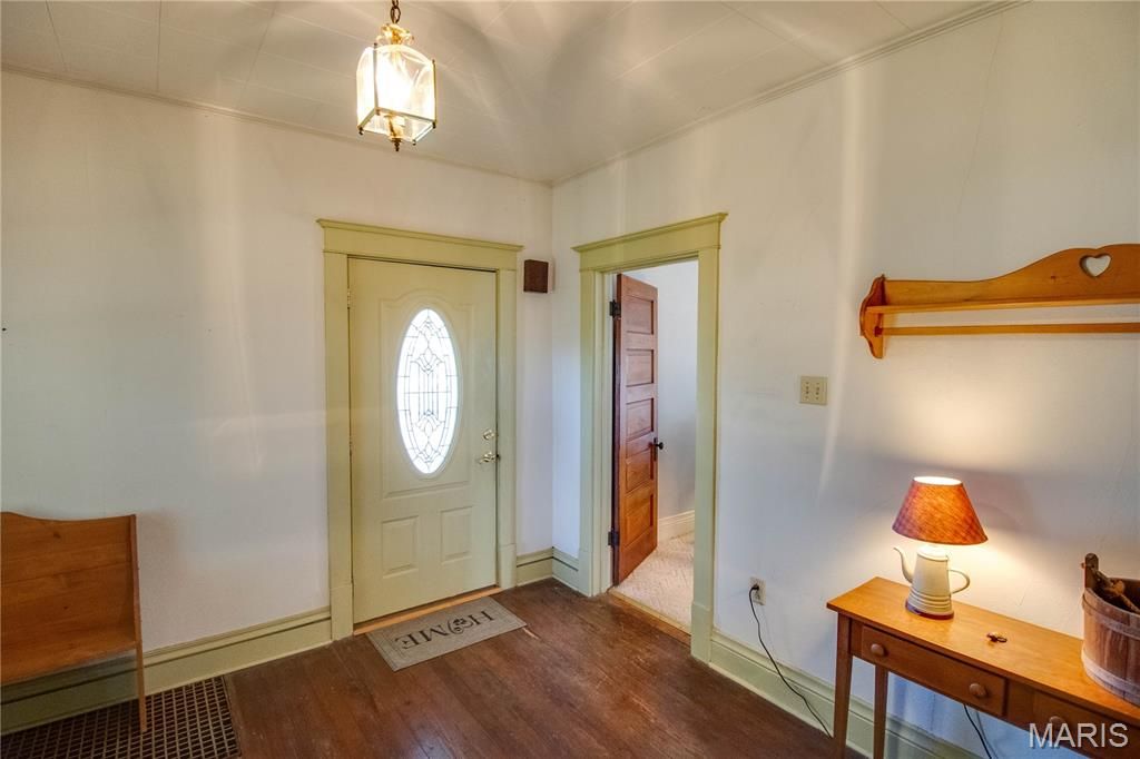 Image 7 of property listing at 208 E Spruce Street, Jerseyville, IL 62052