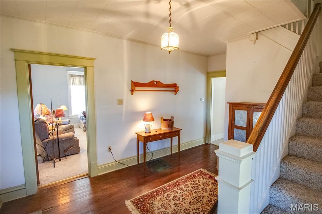 Image 8 of property listing at 208 E Spruce Street, Jerseyville, IL 62052