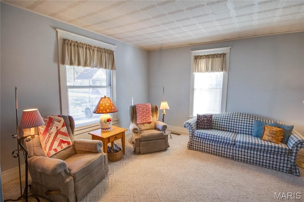 Image 9 of property listing at 208 E Spruce Street, Jerseyville, IL 62052