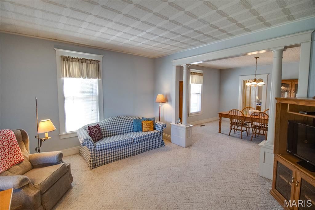Image 10 of property listing at 208 E Spruce Street, Jerseyville, IL 62052