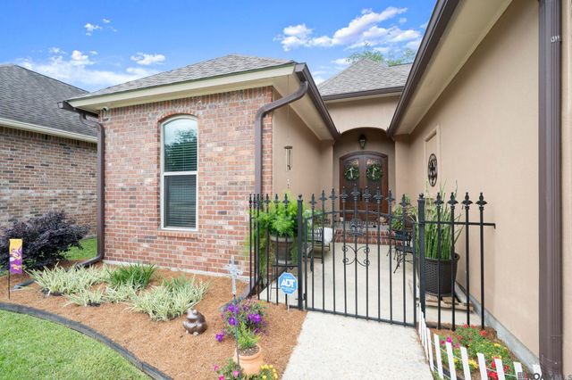 8425 Le Marie Ct, Denham Springs, LA 70706
