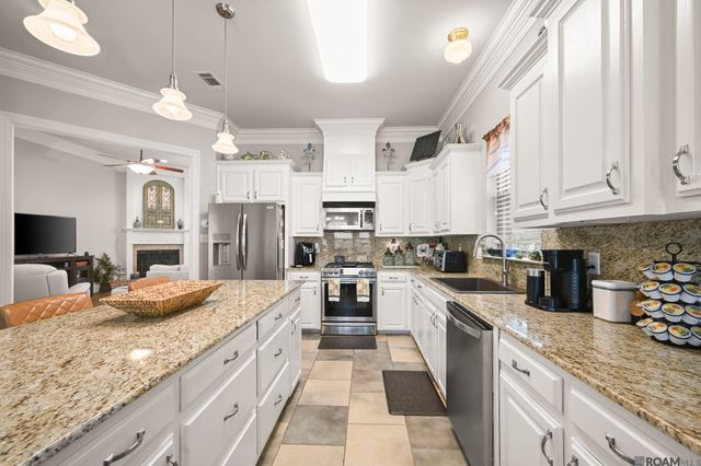 8425 Le Marie Ct, Denham Springs, LA 70706