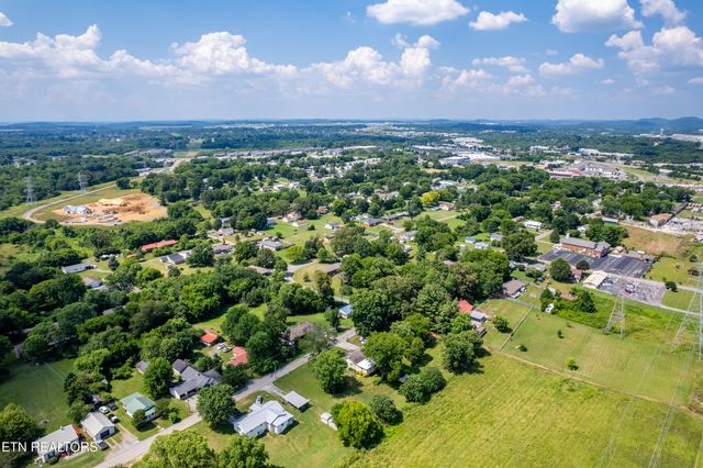 322 Oakdale St, Maryville, TN 37801