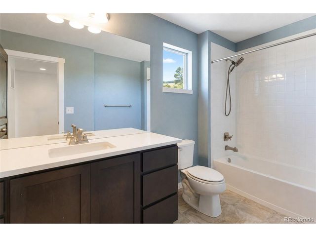 135 Foxtail Dr, Hudson, CO 80642
