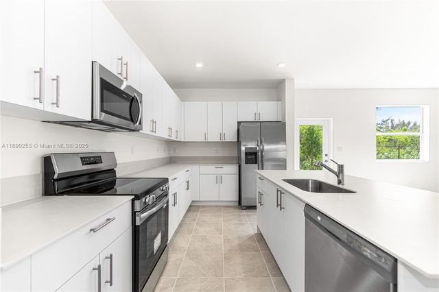 2232 SE 30th St 1, Homestead, FL 33035