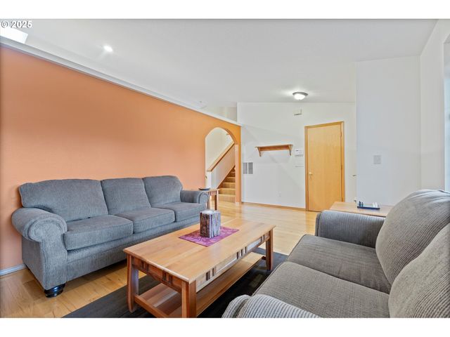 621 Se 11TH Cir, Troutdale, OR 97060