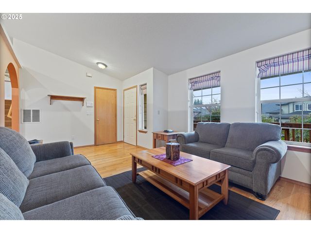 621 Se 11TH Cir, Troutdale, OR 97060