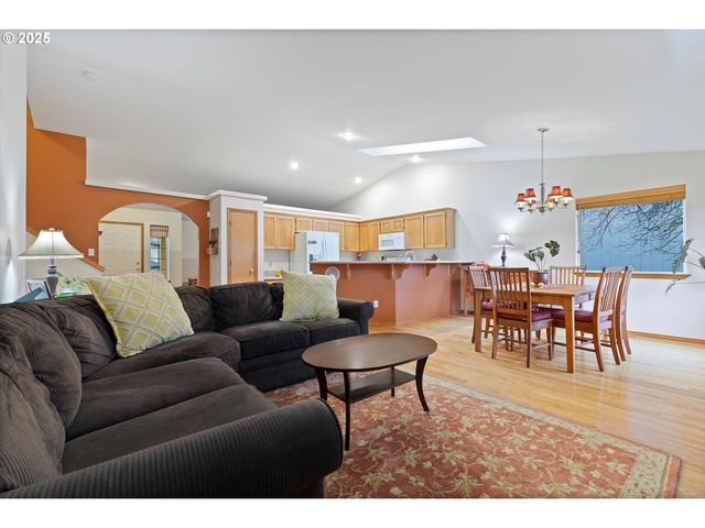 621 Se 11TH Cir, Troutdale, OR 97060