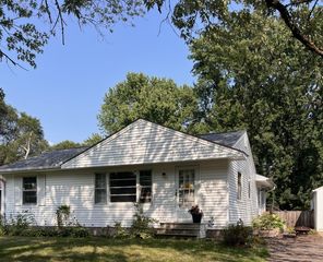5902 Saint Albans Street N, Shoreview, MN 55126
