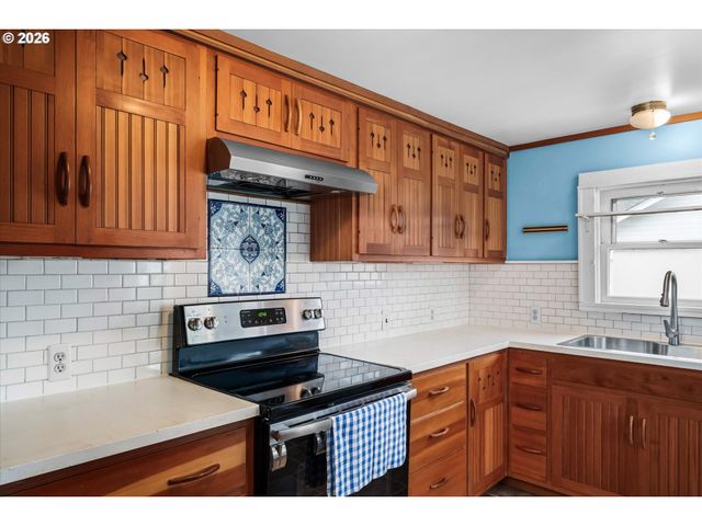 428 5TH St, Springfield, OR 97477