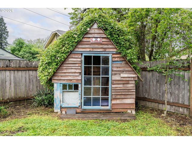 428 5TH St, Springfield, OR 97477