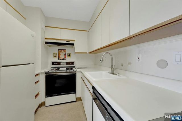 2000 Linwood Avenue 15 H, Fort Lee, NJ 07024