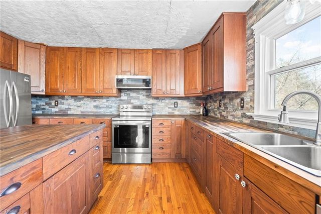 1579 Lake Road, Thomasville, NC 27360