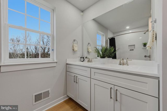 6 SHELDON DR, Newark, DE 19711