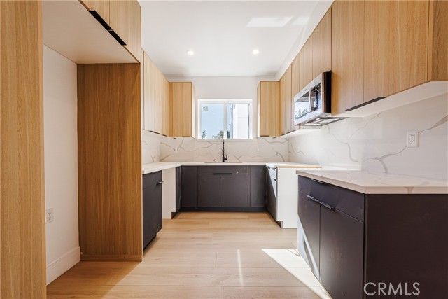 5209 W 20th Street A, Los Angeles, CA 90016