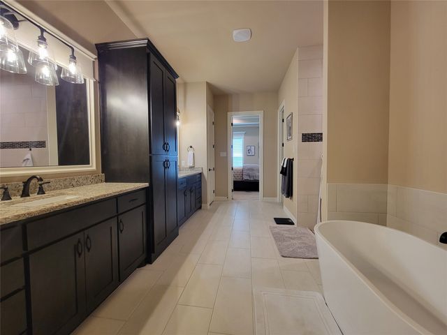 1111 Hayfield Drive, Midlothian, TX 76065