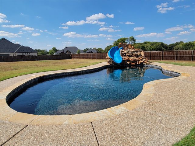 1111 Hayfield Drive, Midlothian, TX 76065