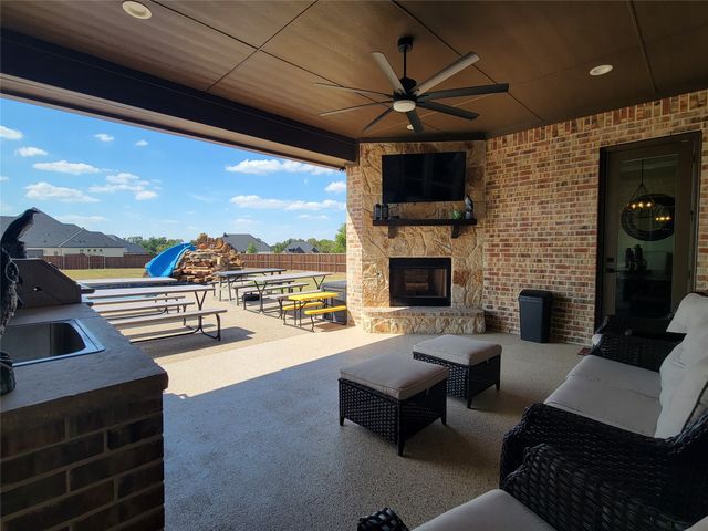 1111 Hayfield Drive, Midlothian, TX 76065