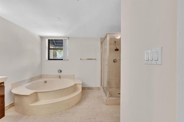 7564 Regency Lake Drive 202, Boca Raton, FL 33433