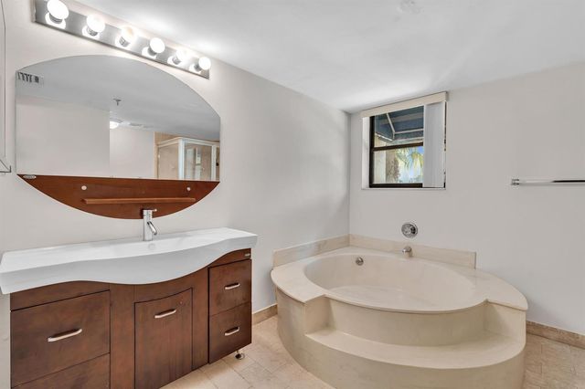 7564 Regency Lake Drive 202, Boca Raton, FL 33433