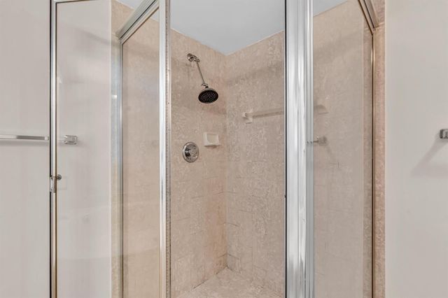 7564 Regency Lake Drive 202, Boca Raton, FL 33433