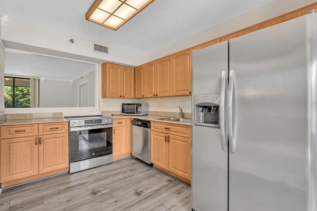 7564 Regency Lake Drive 202, Boca Raton, FL 33433