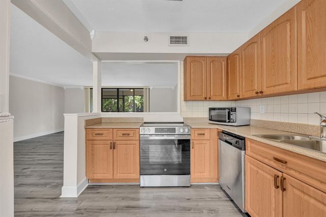 7564 Regency Lake Drive 202, Boca Raton, FL 33433