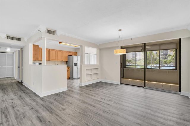 7564 Regency Lake Drive 202, Boca Raton, FL 33433