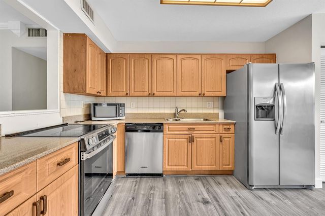 7564 Regency Lake Drive 202, Boca Raton, FL 33433