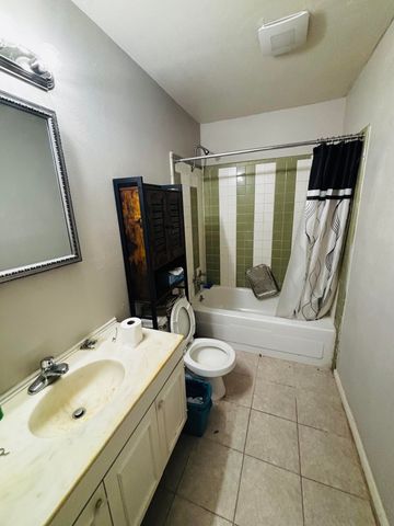 737 S Holiday Drive, Grand Prairie, TX 75052