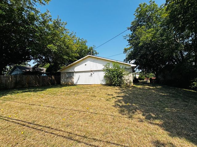 737 S Holiday Drive, Grand Prairie, TX 75052