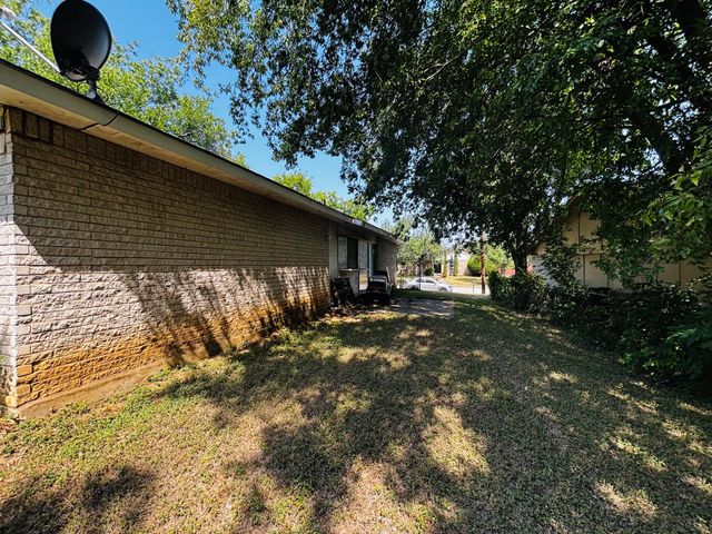 737 S Holiday Drive, Grand Prairie, TX 75052