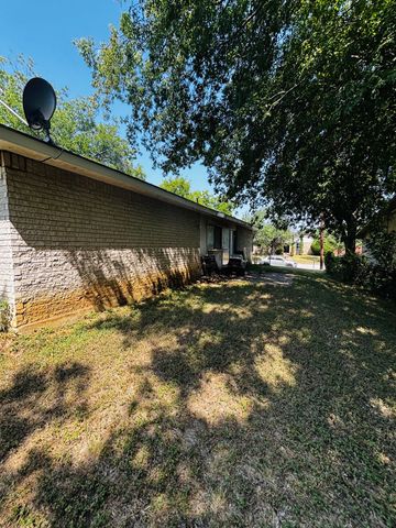 737 S Holiday Drive, Grand Prairie, TX 75052