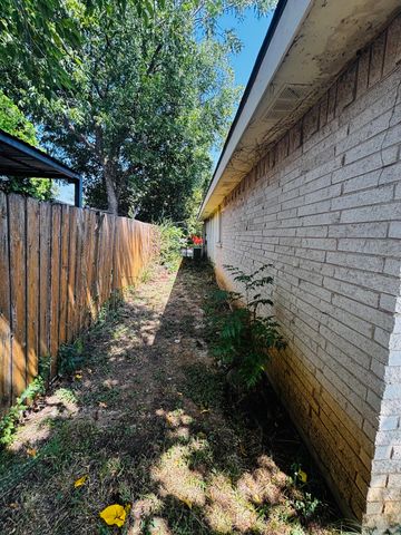 737 S Holiday Drive, Grand Prairie, TX 75052