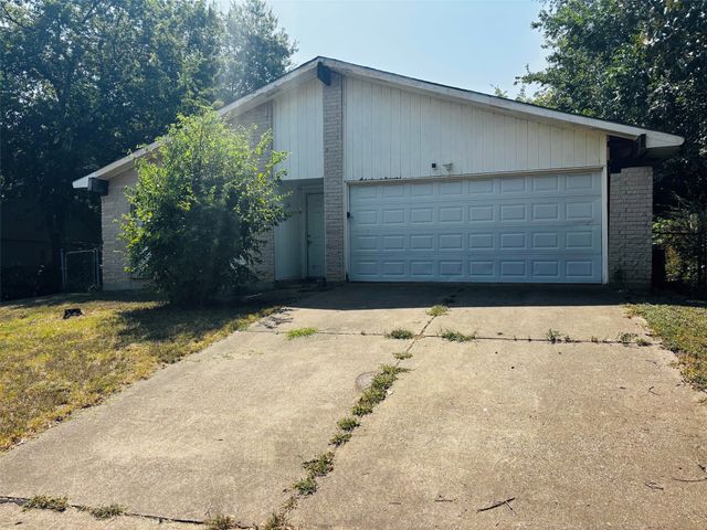 737 S Holiday Drive, Grand Prairie, TX 75052