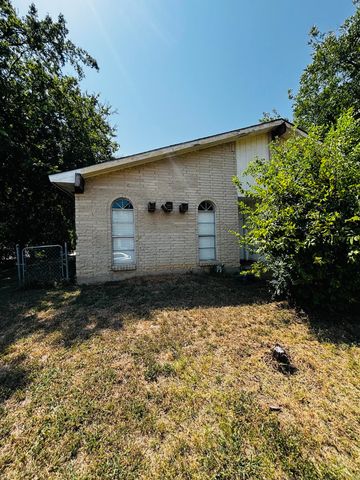 737 S Holiday Drive, Grand Prairie, TX 75052