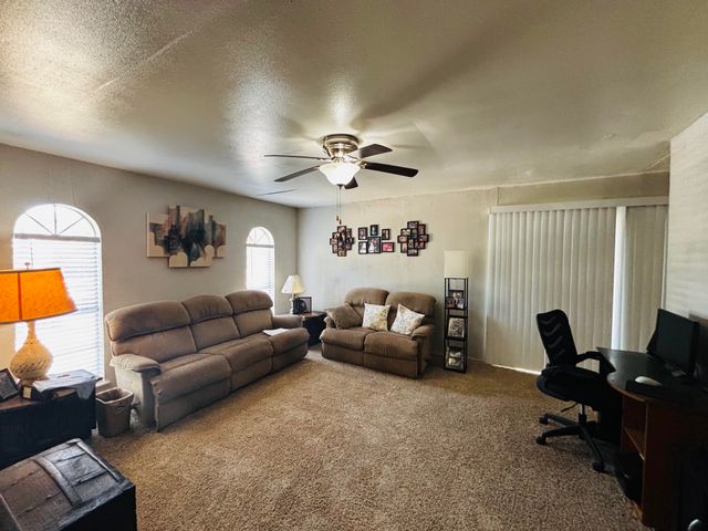 737 S Holiday Drive, Grand Prairie, TX 75052