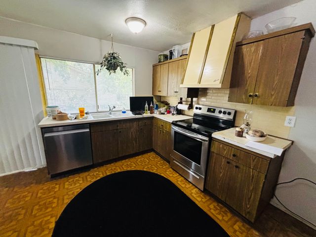 737 S Holiday Drive, Grand Prairie, TX 75052