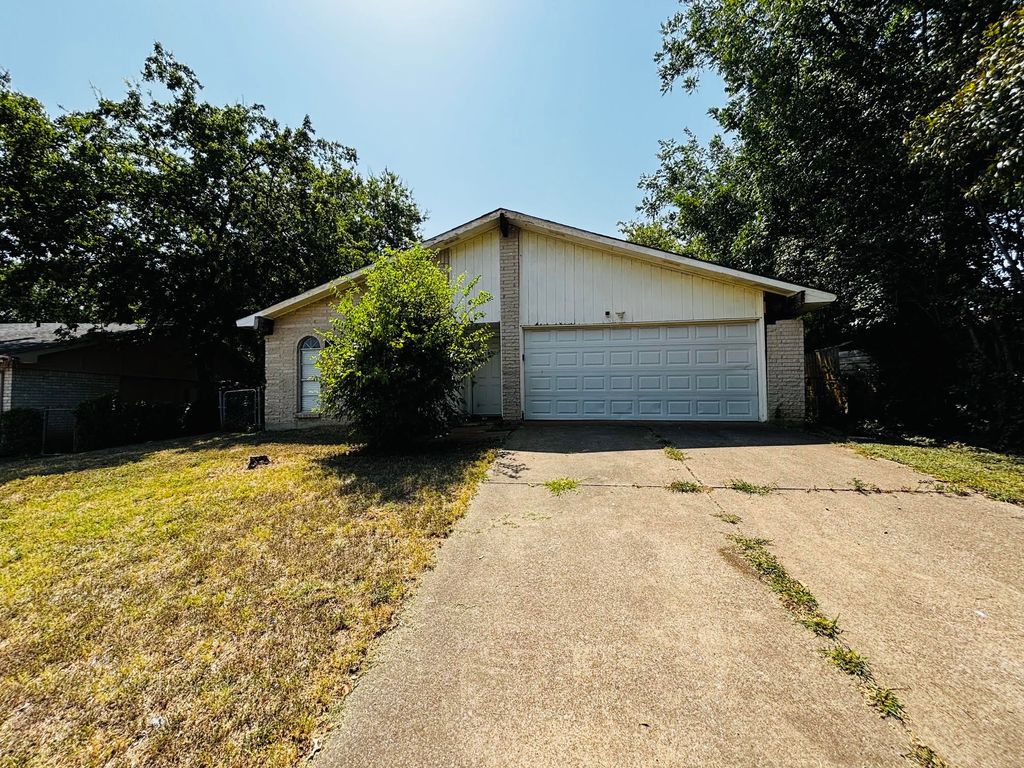 737 S Holiday Drive, Grand Prairie, TX 75052