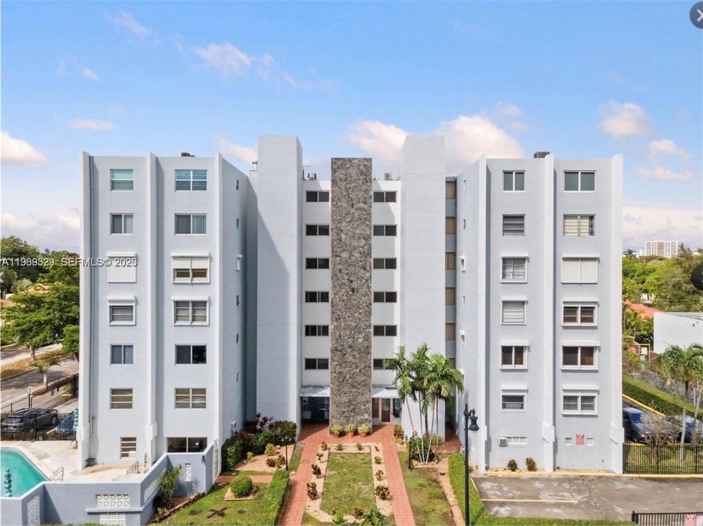 Image 13 of property listing at 2530 SW 3rd Ave 305, Miami, FL 33129