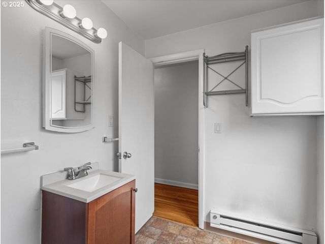 7935 Se RAYMOND St, Portland, OR 97206