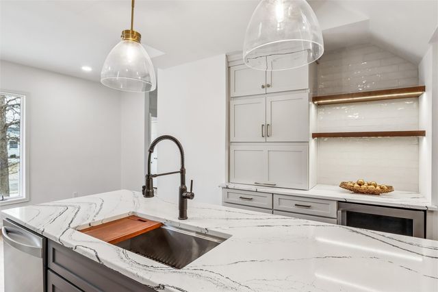 319 Hutchinson Ae, Iowa City, IA 52246