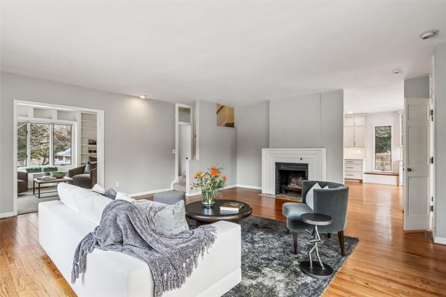 319 Hutchinson Ae, Iowa City, IA 52246