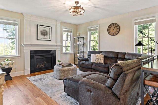 560 Shining Rock Dr, Northbridge, MA 01534