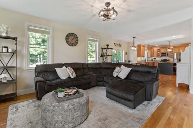 560 Shining Rock Dr, Northbridge, MA 01534