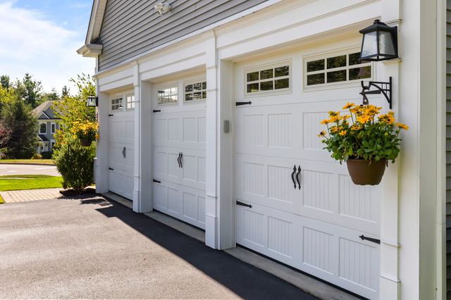 560 Shining Rock Dr, Northbridge, MA 01534