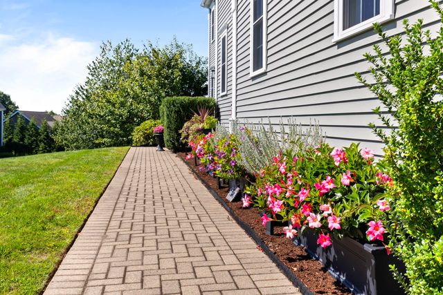560 Shining Rock Dr, Northbridge, MA 01534