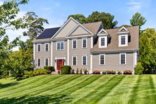 560 Shining Rock Dr, Northbridge, MA 01534