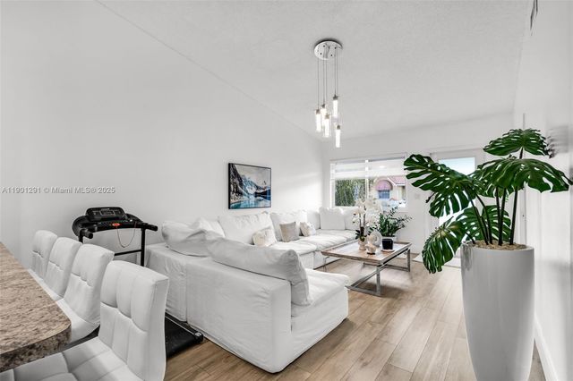 7531 W 29th Way, Hialeah, FL 33018