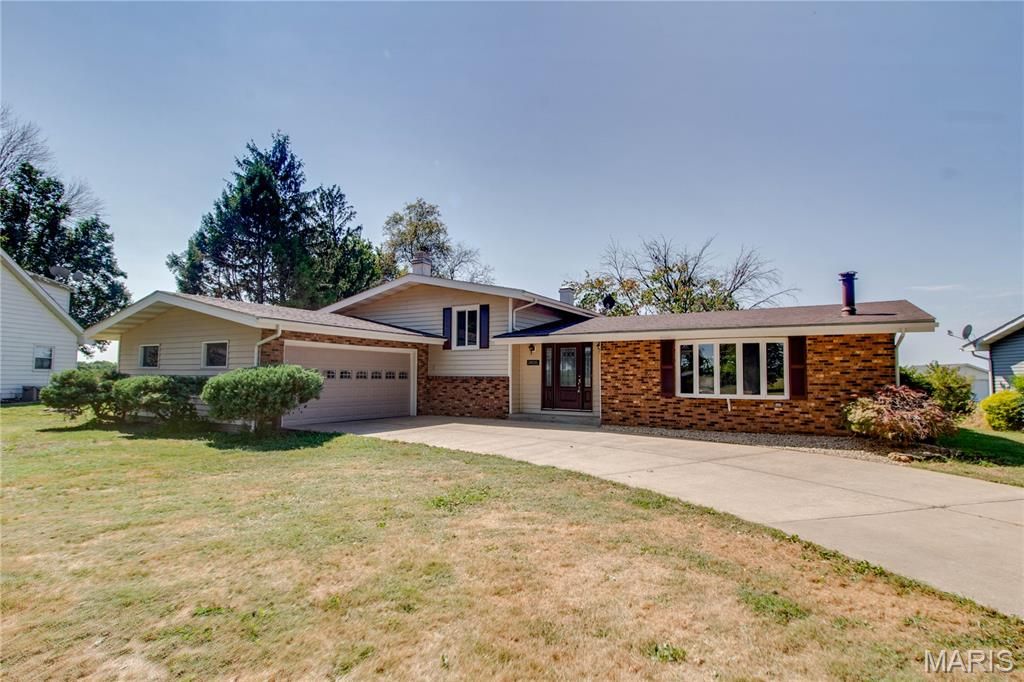 Image 1 of property listing at 24535 Us Highway 67, Jerseyville, IL 62052